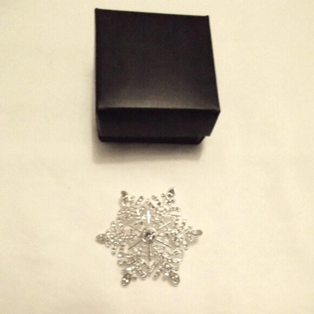 NWOT Avon snowflake brooch with box